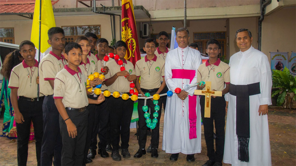 Sri Lanka: holding the Mission Rosary