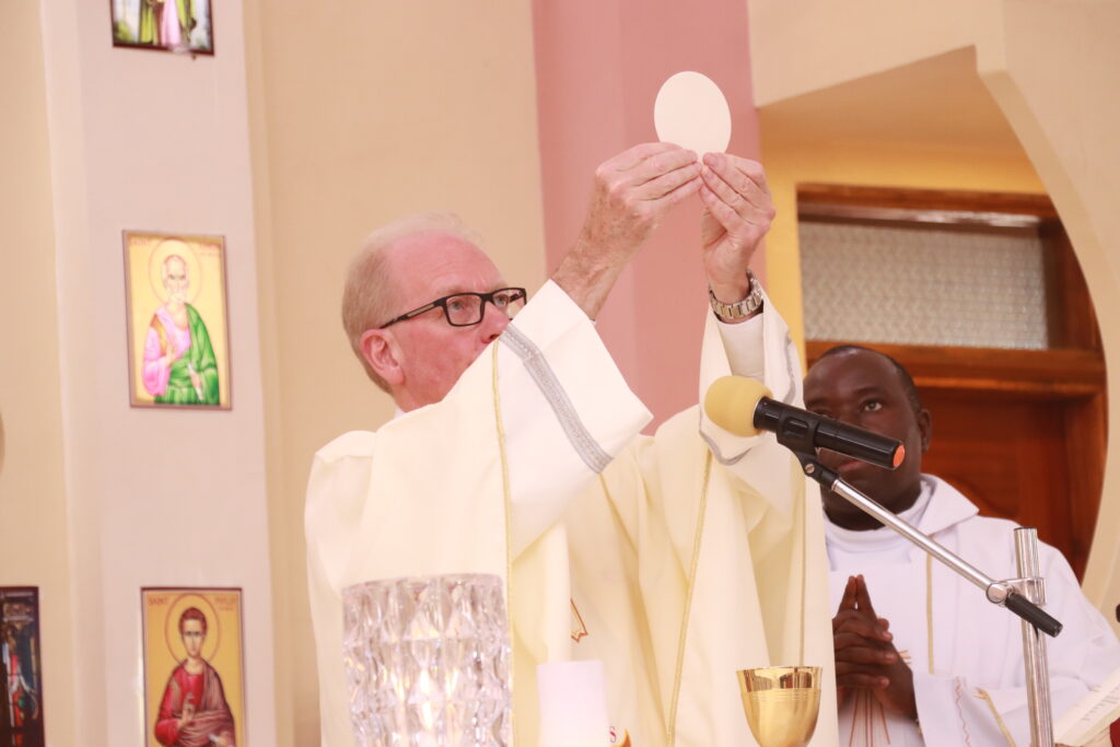 Fr Anthony Chantry celebrating Mass in Kisumu, Kenya 2023