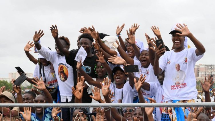 Angolans waiting for Pope Leo (Vatican News)