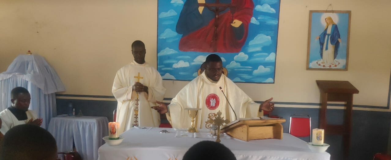 Mill Hill Missionary, Fr Partick, at Mass in DRC